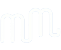 Logotipo de Marta Mozo Traducciones con dos letras eme minúsculas unidas en color blanco.