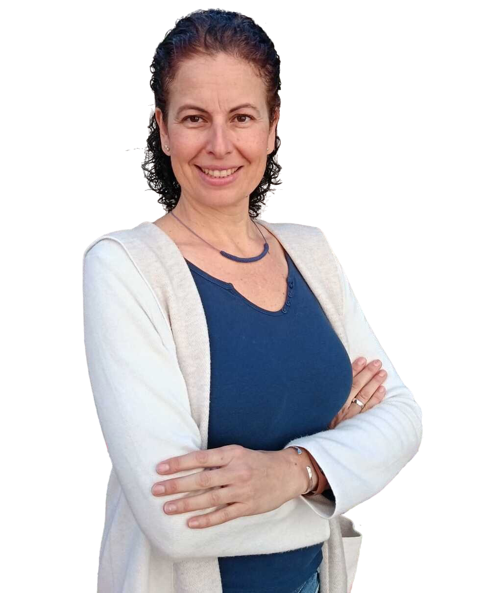 Retrato de Marta Mozo de cintura para arriba. Aparece sonriendo, con los brazos cruzados y vestida con una chaqueta blanca y una blusa azul, sus colores corporativos.